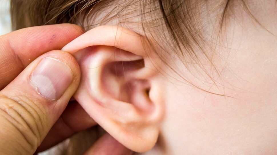 Douleur à l’oreille : quels sont les premiers signes d'une otite ?