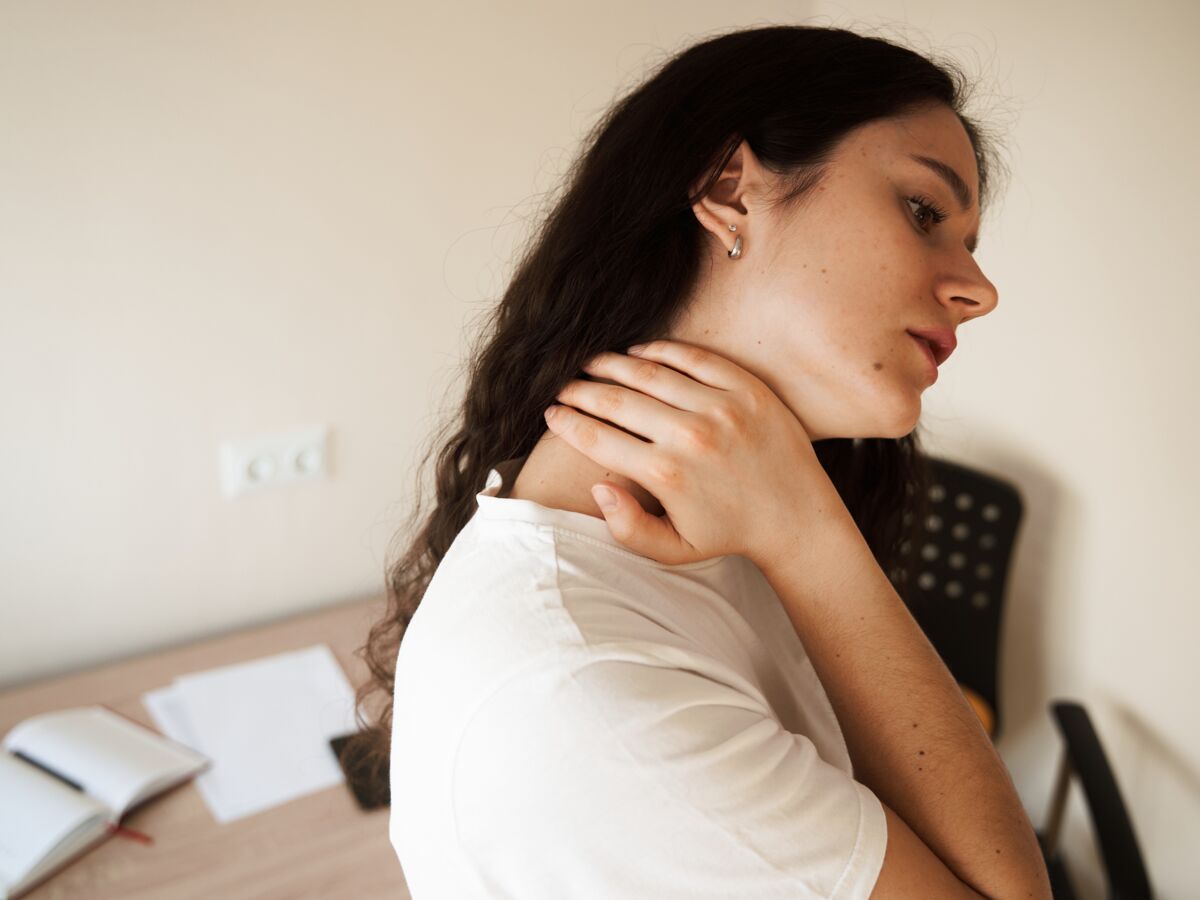 Douleurs cervicales : qu'est-ce qui peut les provoquer ? : Femme ...