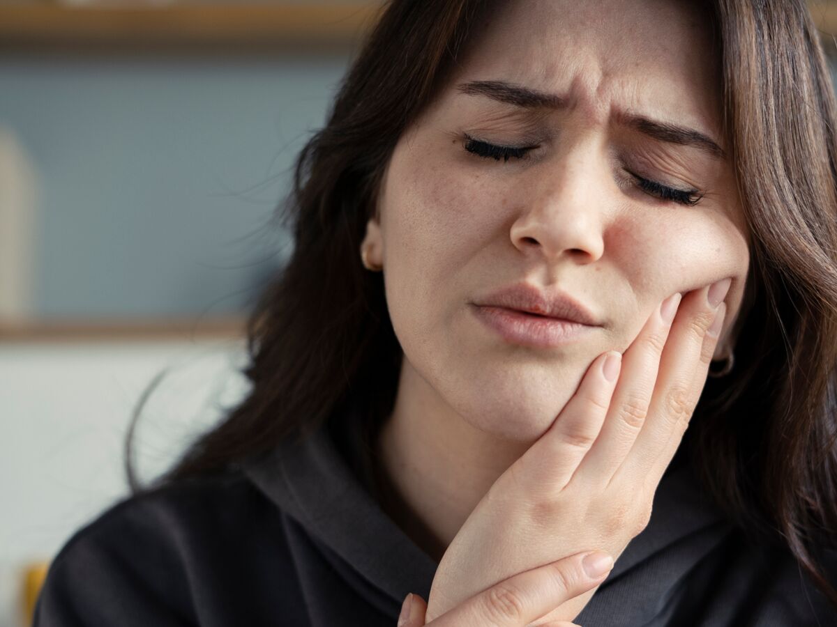 Douleur à la mâchoire : pourquoi ma mâchoire me fait mal ? : Femme ...