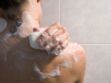 Peau sèche : un dermatologue dévoile les erreurs à éviter sous la douche