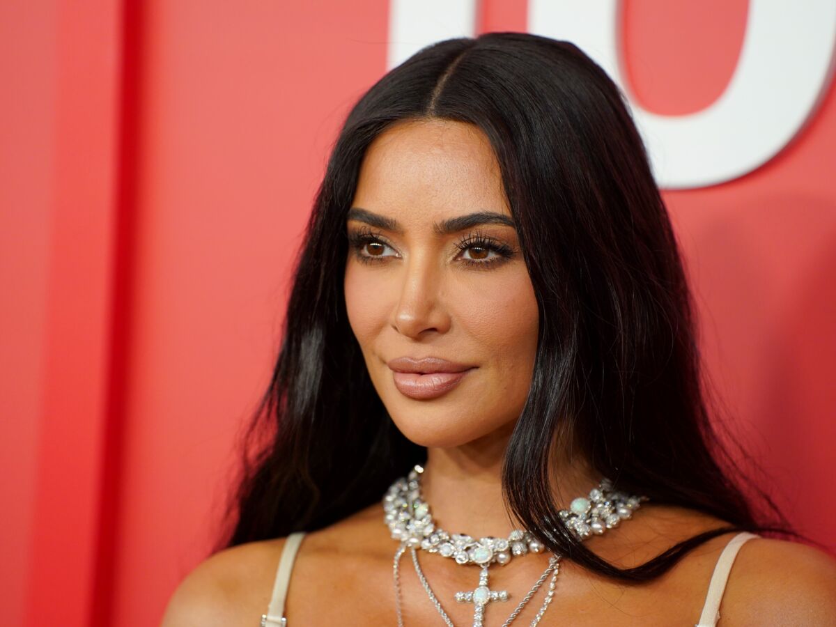 Kim Kardashian méconnaissable : elle pose avec une coupe ..., حجم الصورة 1200x900