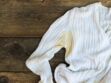 Taches jaunes sur les vêtements blancs : découvrez l'astuce naturelle pour les enlever efficacement