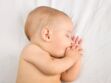 Réflexes archaïques du nouveau-né : quelles sont ces caractéristiques propres aux bébés ?