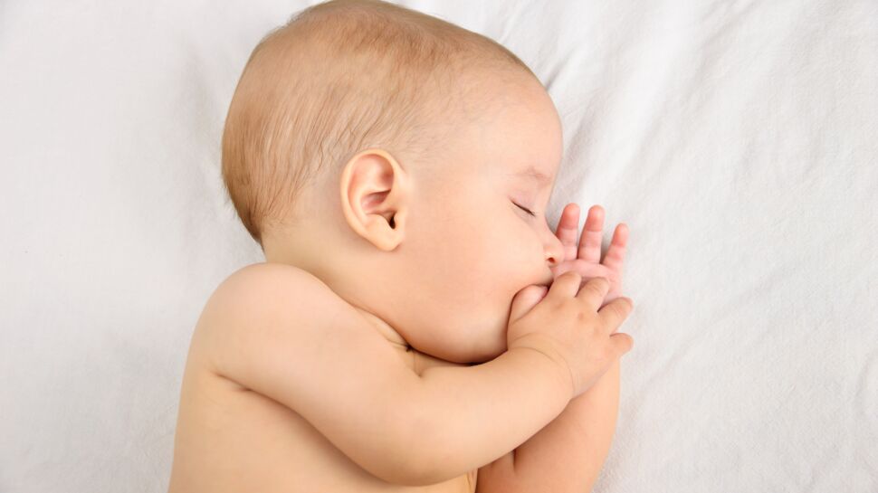 Réflexes archaïques du nouveau-né : quelles sont ces caractéristiques propres aux bébés ?