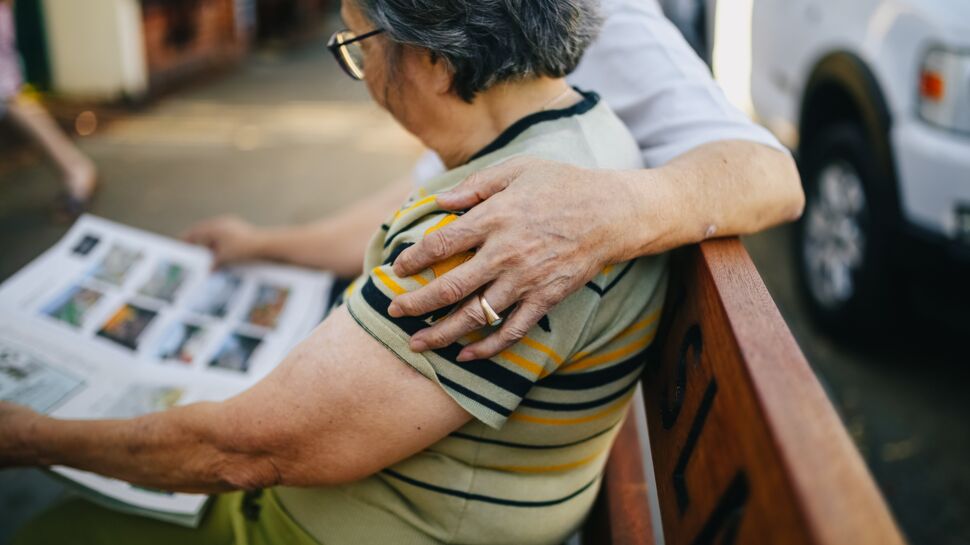 Maladie d'Alzheimer : Où trouver des conseils pour prendre soin d'un proche ?