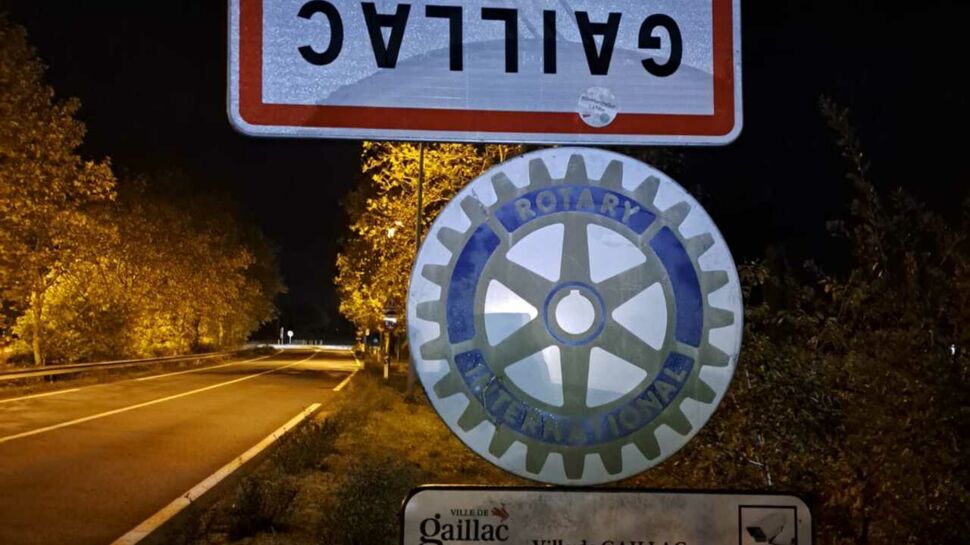Pourquoi des panneaux sont-ils retournés dans plusieurs villes de France ?