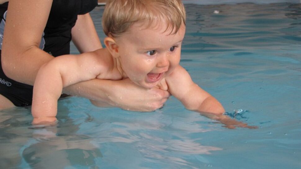 Bébé nageur : âge, bienfaits et déroulement des séances