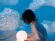 DIY Lampe nuage : le tuto déco avec la chanteuse Louane en utilisant des objets que l’on a tous chez soi