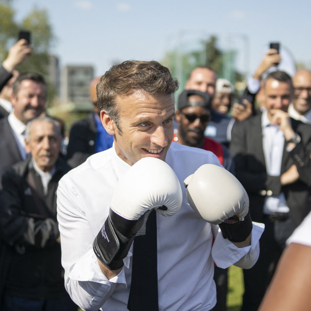 Emmanuel Macron : comment le Président parvient-il à garder la forme ? La  réponse de son épouse : Femme Actuelle Le MAG