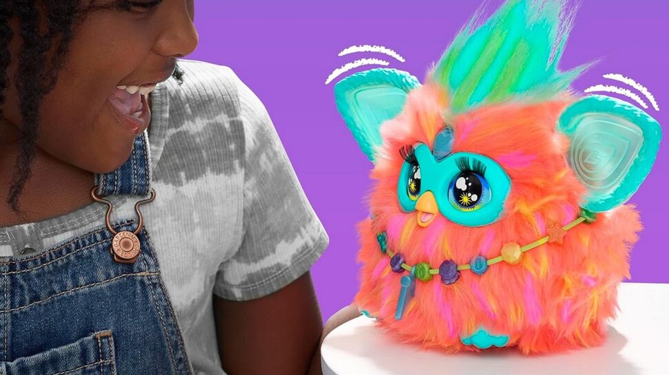 Star de ce Noël 2023, la célèbre peluche Furby s'affiche à -44% et en stock chez Amazon