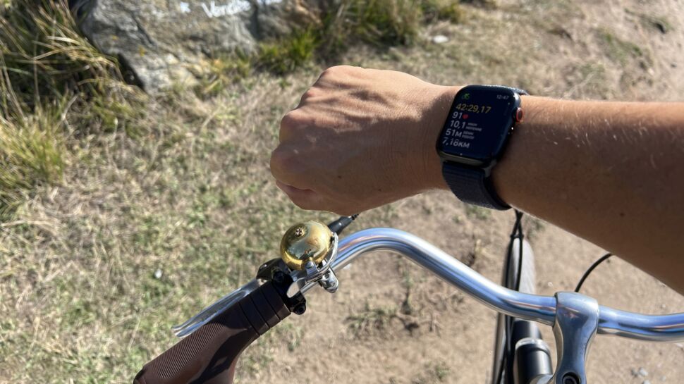 On a testé l'Apple Watch Series 9 à vélo : donne-t-elle envie de se remettre au sport ?