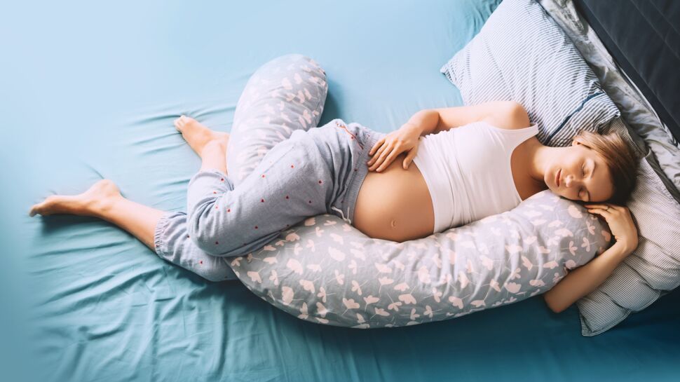 Coussin de grossesse : pourquoi l'utiliser et comment bien dormir avec ?