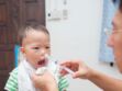 Moucher bébé avec une seringue nasale : pourquoi et comment le faire correctement ?