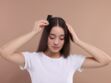 Cheveux gras : l'astuce étonnante et facile pour espacer ses shampoings