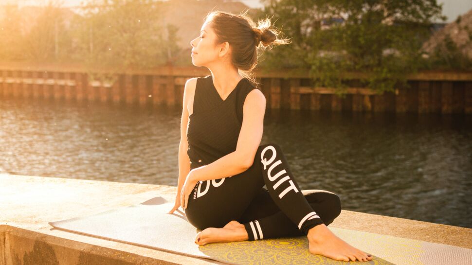 Ballonnements : les meilleures postures de yoga pour les soulager, expliquées par une experte