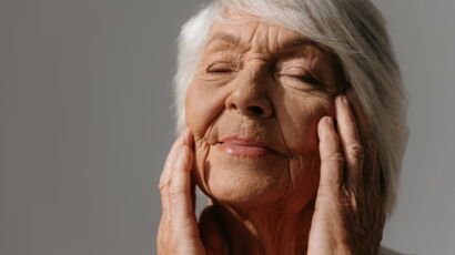 Ménopause : quels sont les effets sur la peau ? Une dermatologue répond ...