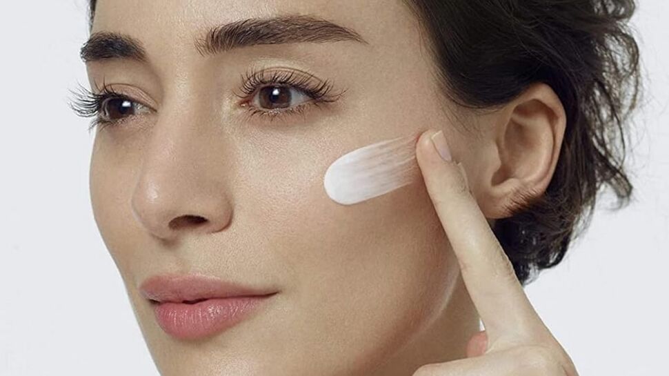 Cette crème visage enrichie en acide hyaluronique à moins de 13 euros permettra d'hydrater, lisser et raffermir la peau