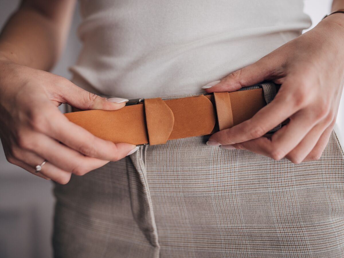 Comment ajuster une ceinture trop grande sans faire de trous ni couper Voici la technique simple et efficace Femme Actuelle Le MAG