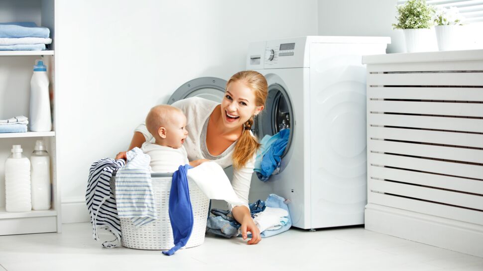 Laver le linge d’un nouveau-né : comment choisir la lessive, quelles précautions ?