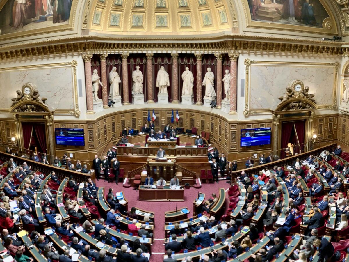 Un élu filmé dans une sextape : cette affaire embarrassante que le Sénat  chercherait à étouffer : Femme Actuelle Le MAG