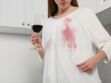 Comment enlever une tache de vin rouge sur un vêtement ? L'astuce simple et efficace avec des ingrédients que l'on a tous