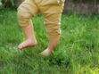 Mon enfant marche sur la pointe des pieds : comment l’expliquer et faut-il s’inquiéter ?