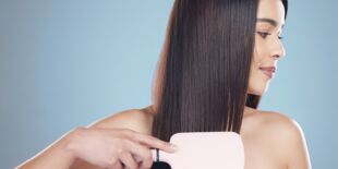 Cheveux gras : quel est le meilleur moment pour appliquer son shampoing sec ? Un coiffeur répond 