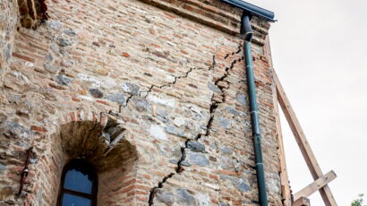 Mon voisin refuse d’entretenir le mur mitoyen, que faire ? : Femme ...