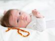 Douleurs dentaires de bébé : pourquoi il ne faut pas utiliser de collier d’ambre et que faire ? Une médecin répond