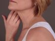 Rides du cou : comment les atténuer sans agresser la peau (et sans chirurgie) ? Une dermatologue répond