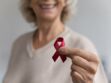 VIH : les plus de 50 ans sont plus nombreux à découvrir leur séropositivité que les moins de 25 ans - DECRYPTAGE