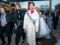 Eve Gilles en manteau blanc, bottes XXL et pull fuchsia pour inaugurer la Foire du Trône à Paris 