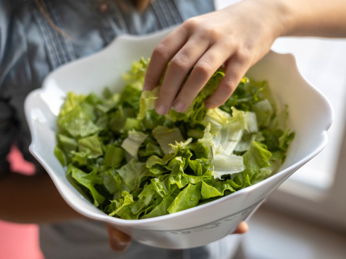Salades vertes en sachet : 60 millions de consommateurs alerte sur la présence de résidus de pesticides dans la majorité des produits testés