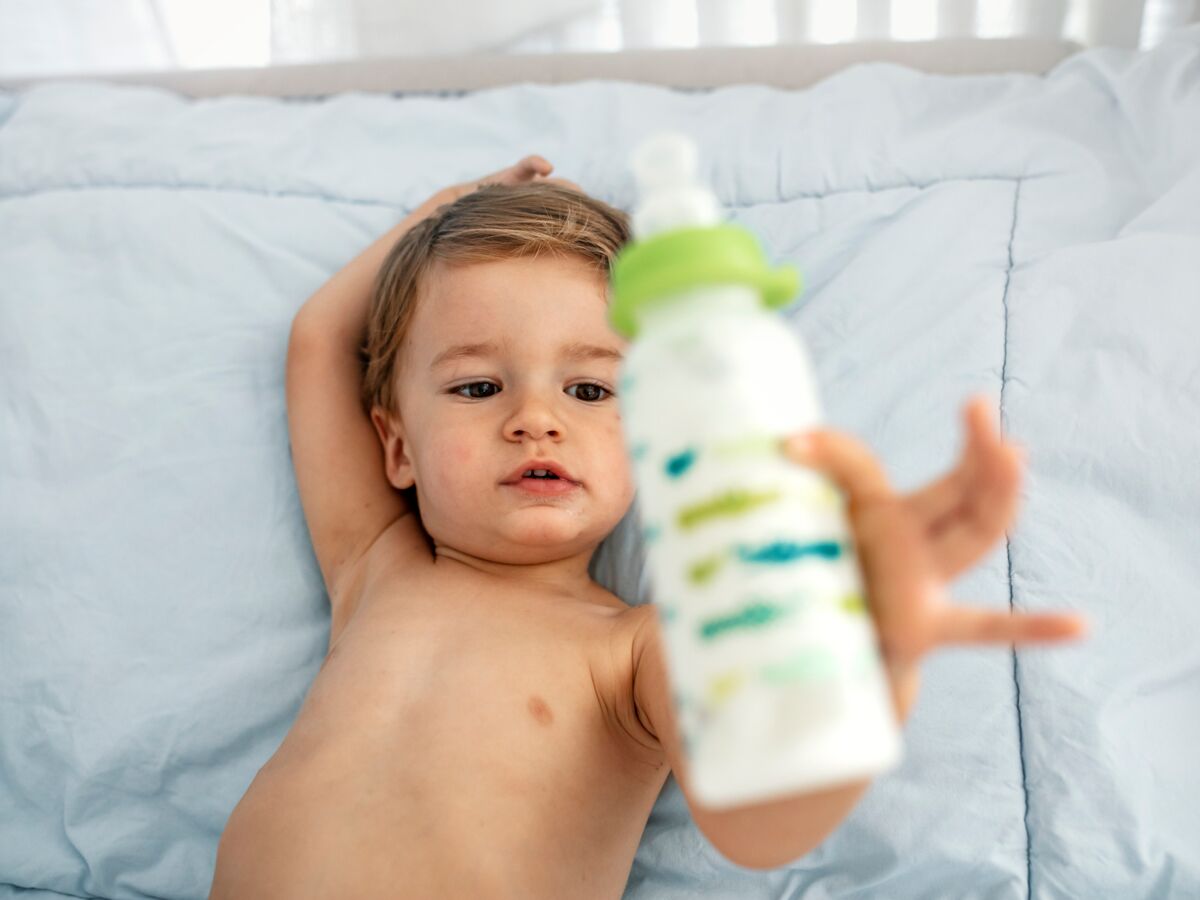 A quel âge peut-on arrêter le biberon du matin de bébé ?
