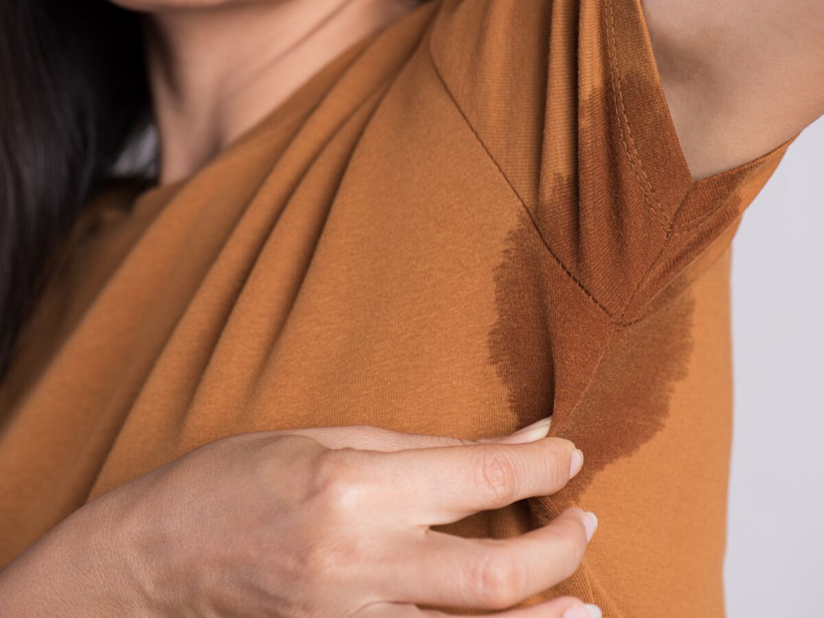 Comment venir à bout des odeurs de transpiration sur vos vêtements ? Voici l'astuce simple et rapide pour les enlever