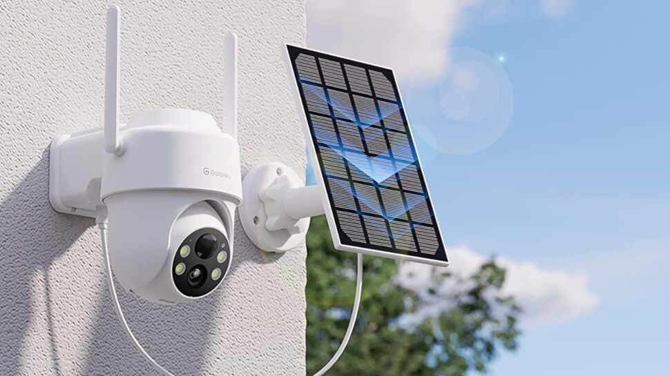 Avant de partir en vacances, procurez-vous cette caméra de surveillance extérieure alimentée par un panneau solaire en vente flash chez Amazon