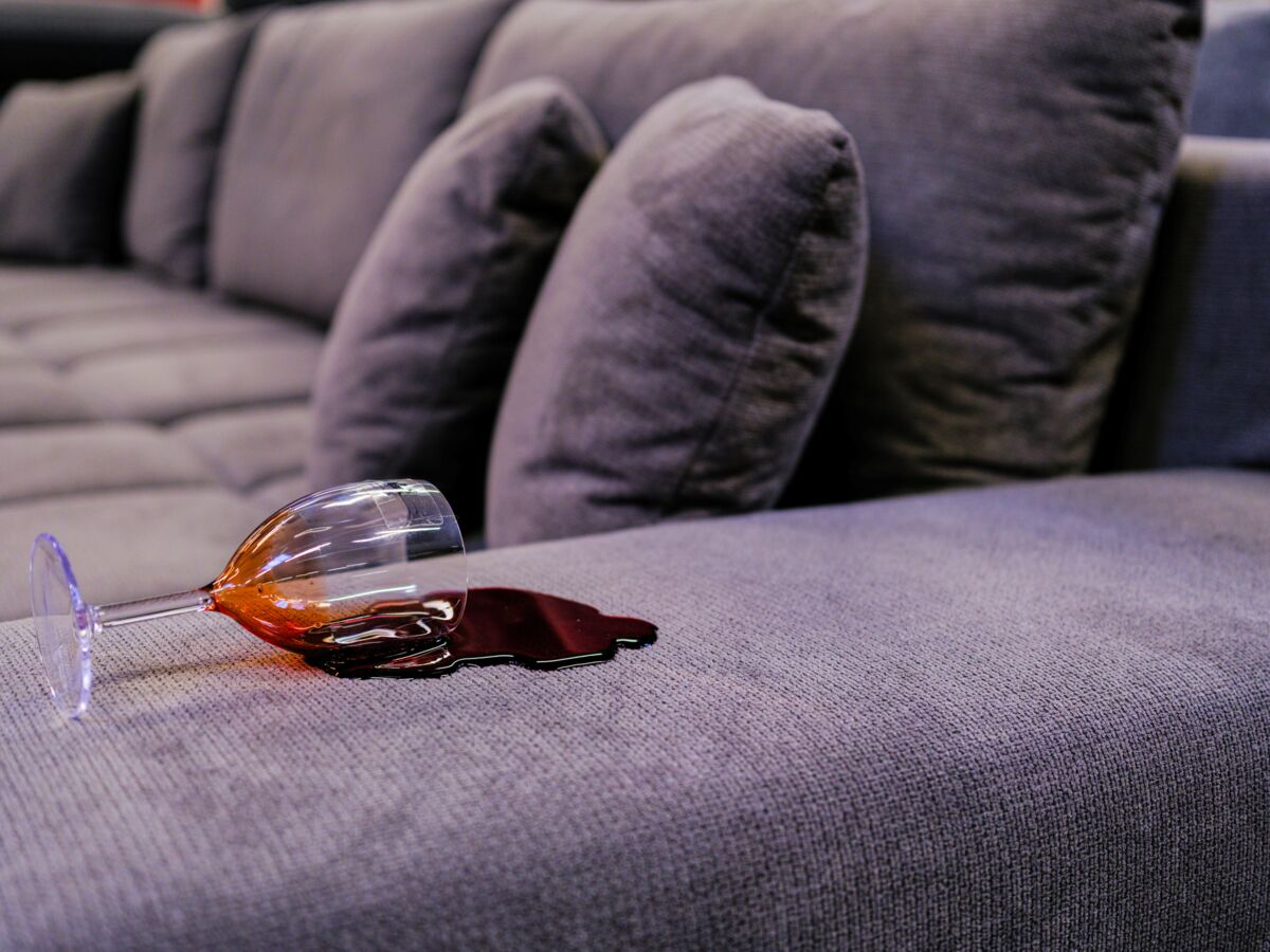 Nettoyer une tache de vin sur un canapé en tissu ou en cuir, les techniques efficaces