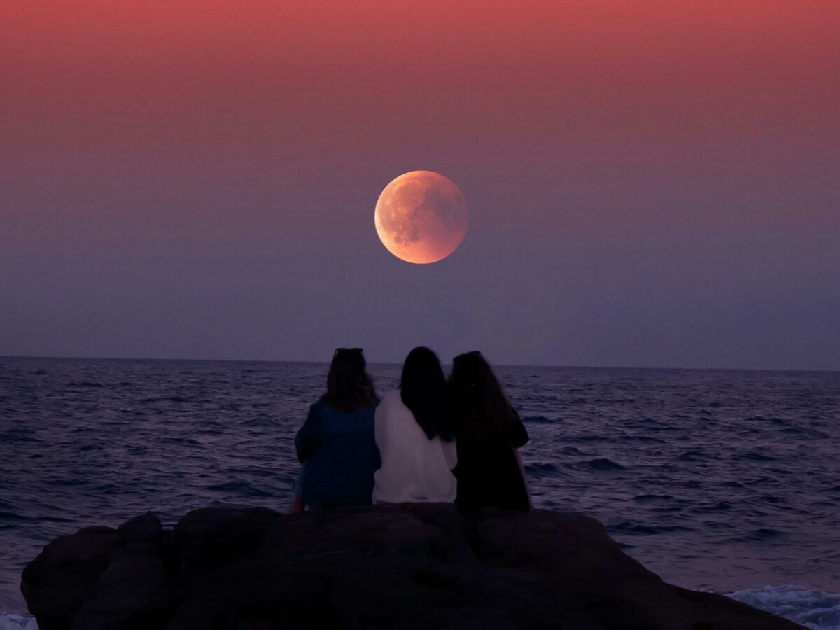 Comment la Pleine Lune rose du 24 avril 2024 va-t-elle confronter les signes à l'amour ?