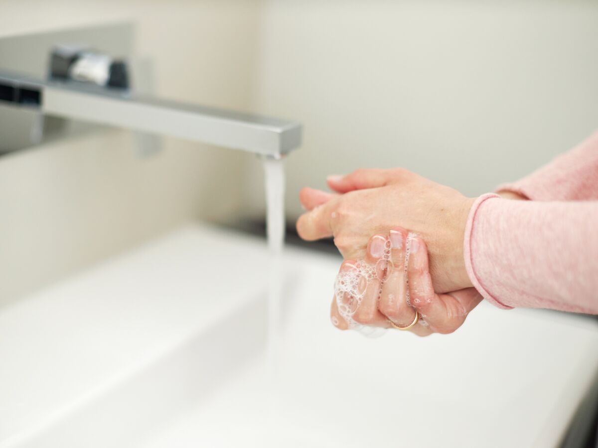 Pourquoi faut-il toujours enlever ses bagues avant de se laver les mains ? Une dermatologue répond