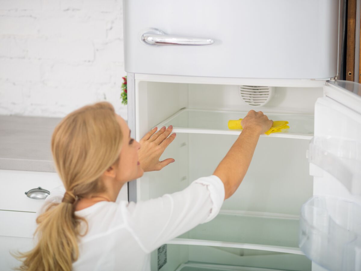 Les meilleures techniques pour nettoyer facilement sous son frigo sans le déplacer