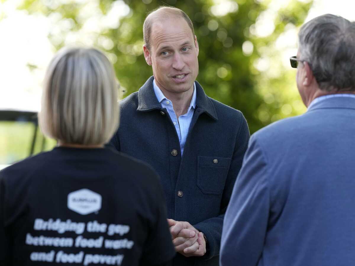 Le prince William reprend ses engagements, et reçoit une touchante attention pour son épouse et son père