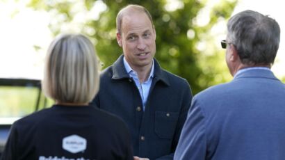 Le prince William reprend ses engagements, et reçoit une touchante attention pour son épouse et son père