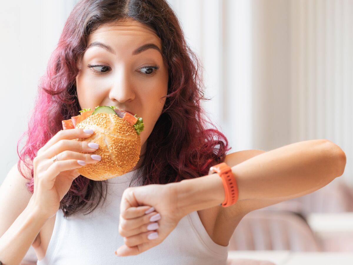 Vous mangez trop vite ? Une psychologue explique pourquoi et comment ralentir