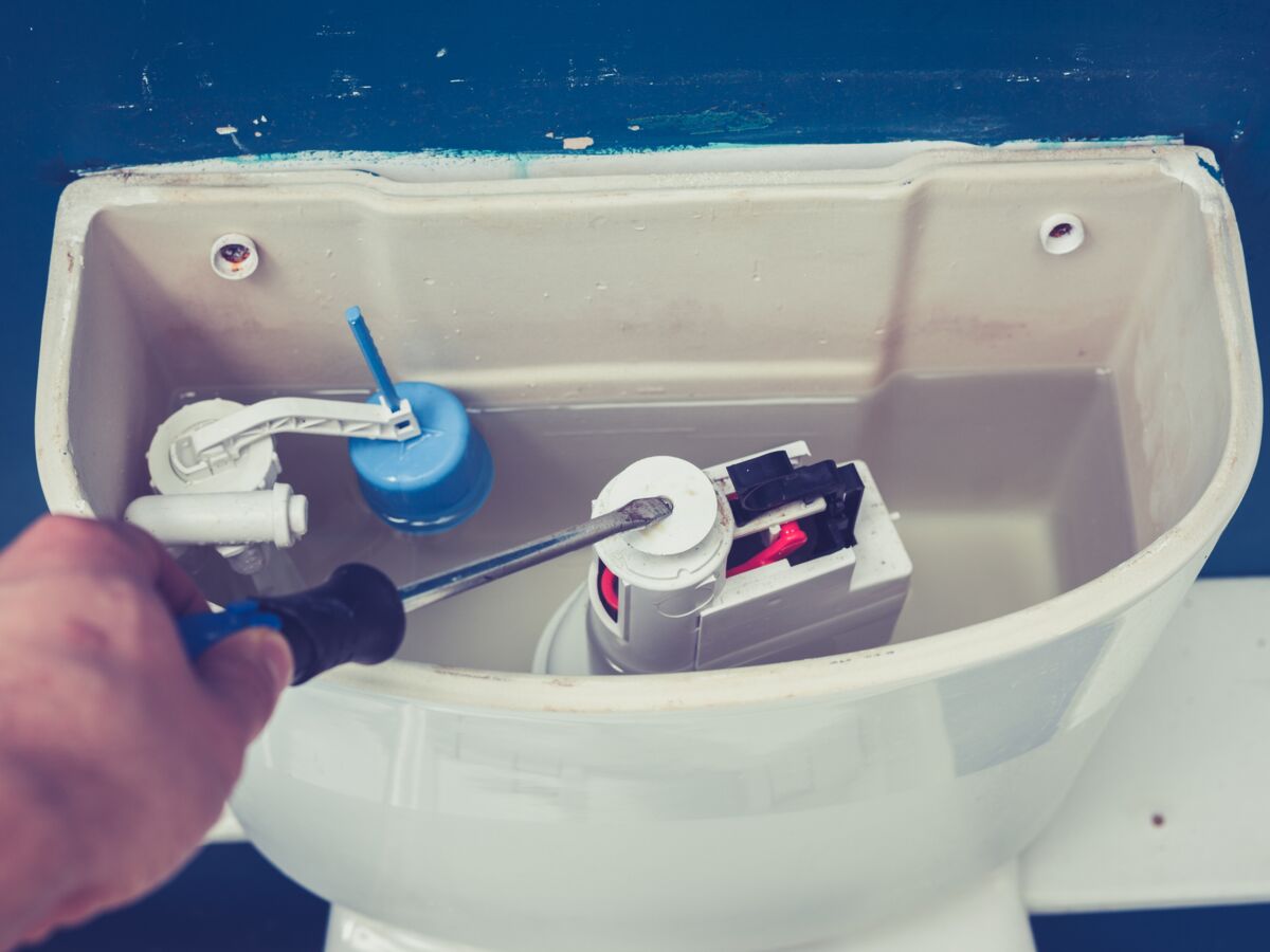 Chasse d’eau qui coule : 4 astuces à tenter avant d’appeler un plombier