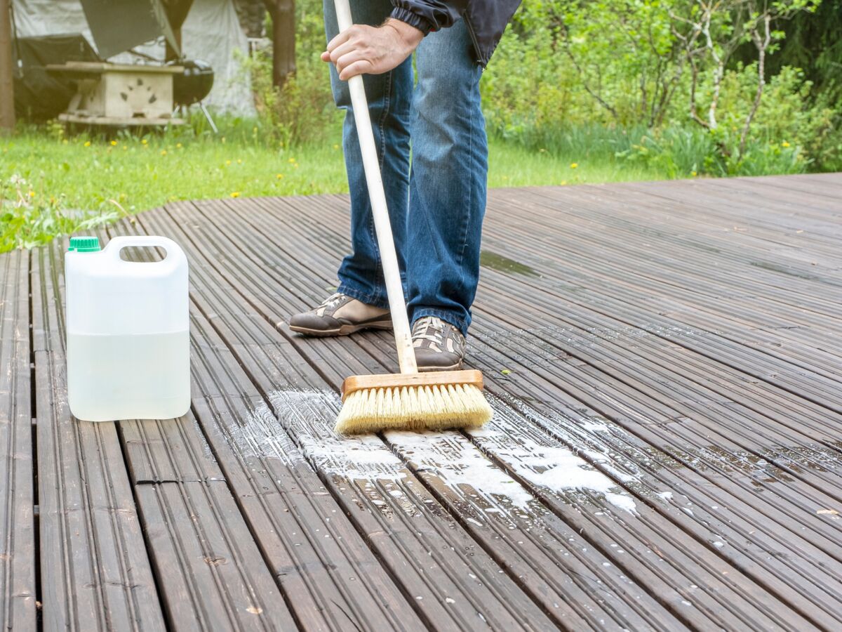 Comment nettoyer une terrasse devenue noire sans nettoyeur haute pression ?