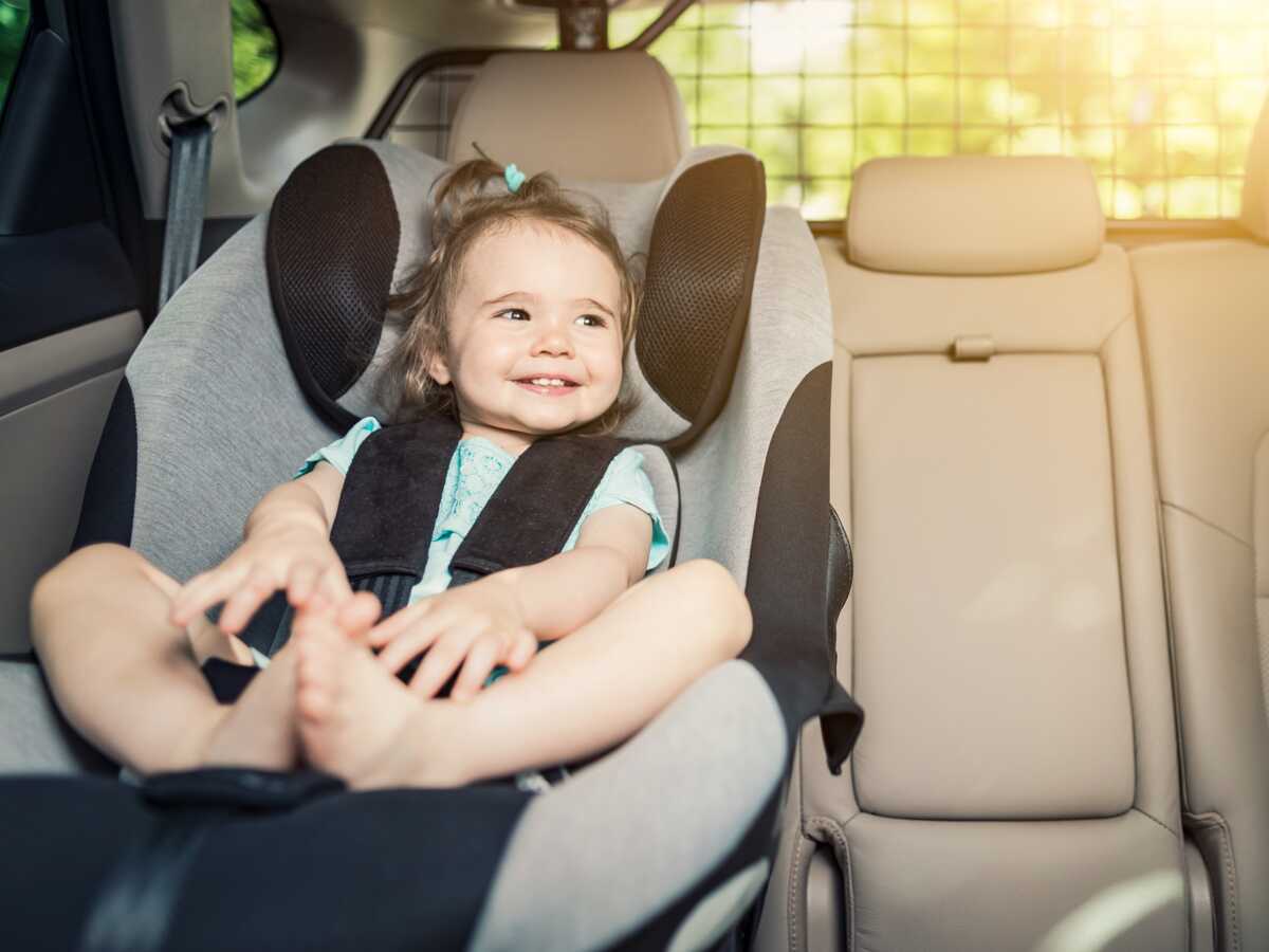 À quel âge peut-on mettre son bébé face à la route dans la voiture ?