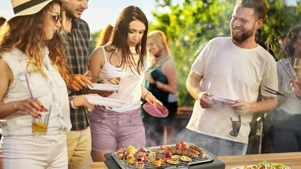 Ce petit barbecue électrique Moulinex à 39,99 euros vous permettra de faire de bons repas cet été