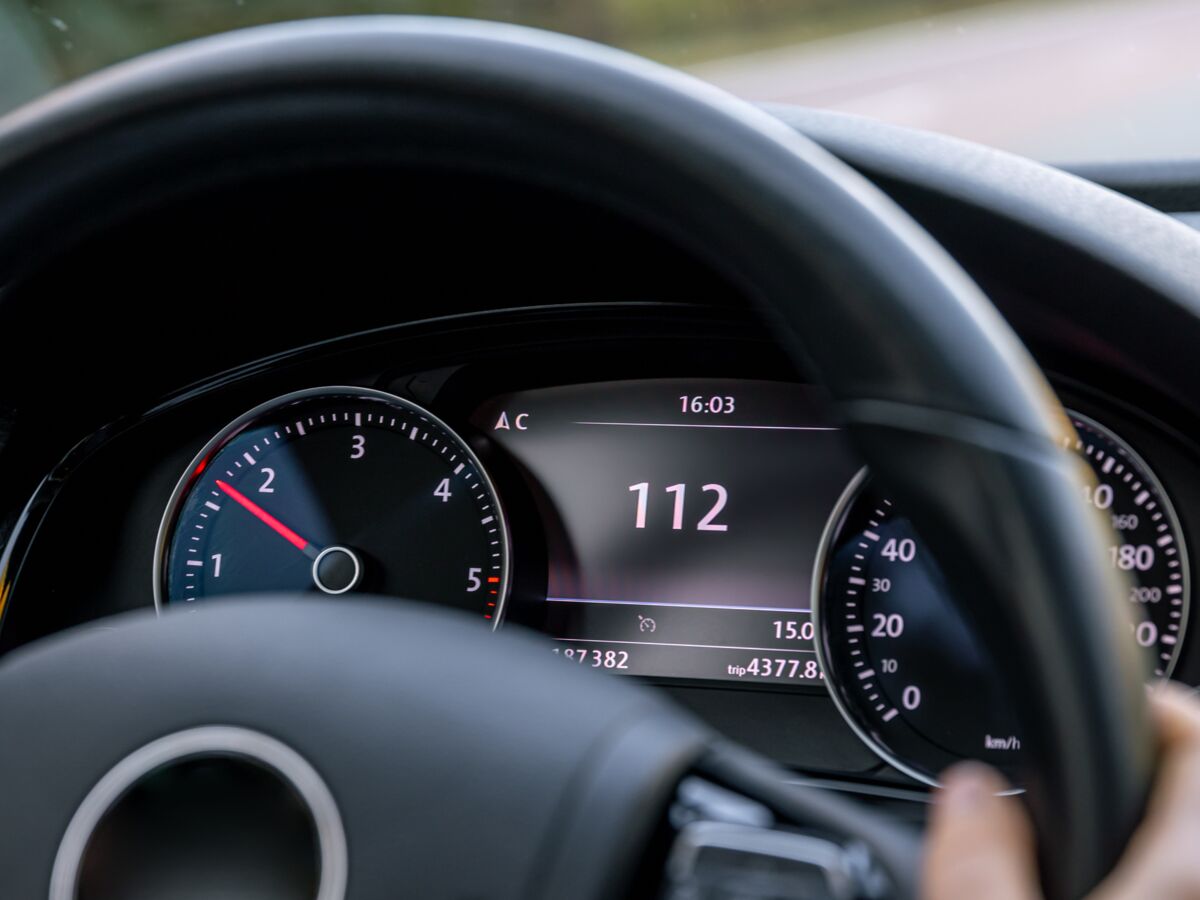Quelles sont les différences entre un limiteur et un régulateur de vitesse ?