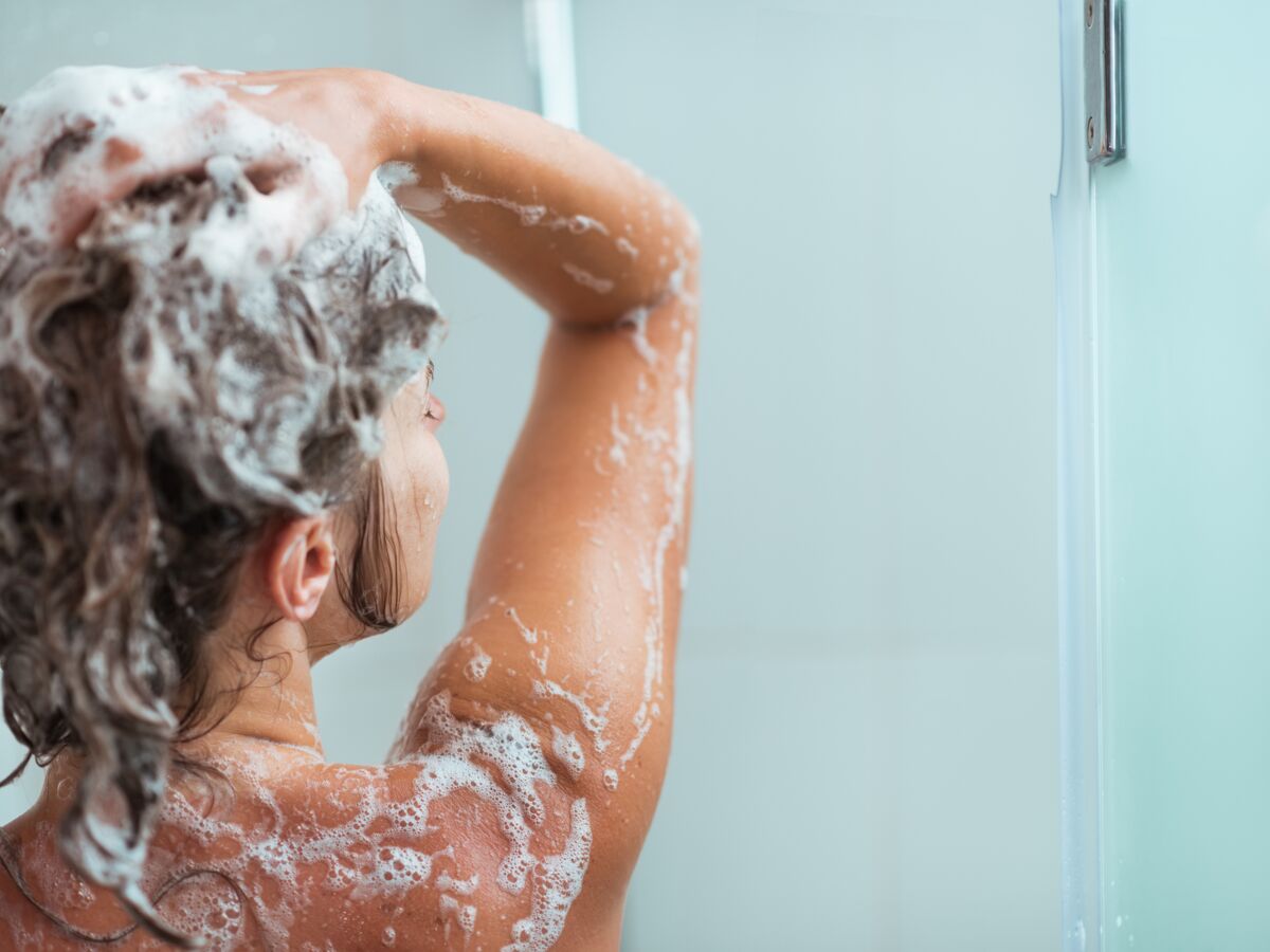 Faut-il vraiment faire deux shampoings quand on se lave les cheveux ? Un coiffeur répond