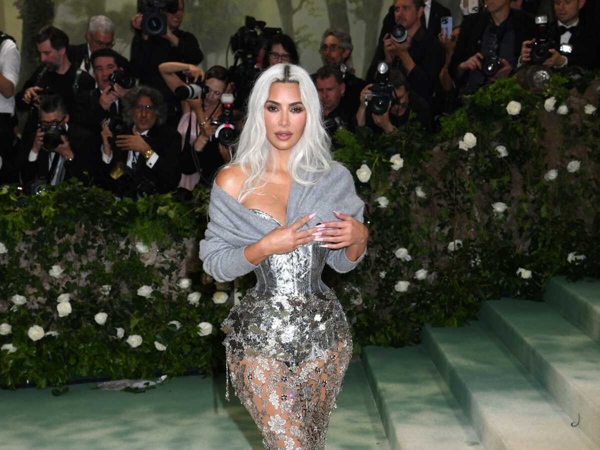 “Ses organes crient à l’aide” : pourquoi la tenue de Kim Kardashian au Met Gala fait polémique ?